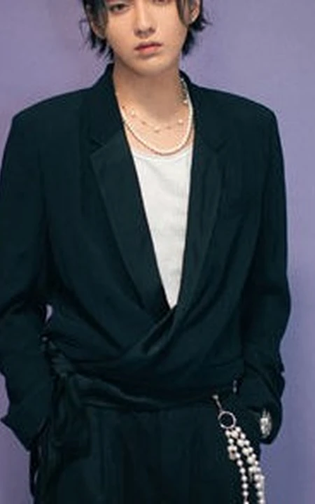 型男吴亦凡活动近照，黑色大马褂穿出不一样的潮流
