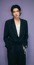 型男吴亦凡活动近照，黑色大马褂穿出不一样的潮流