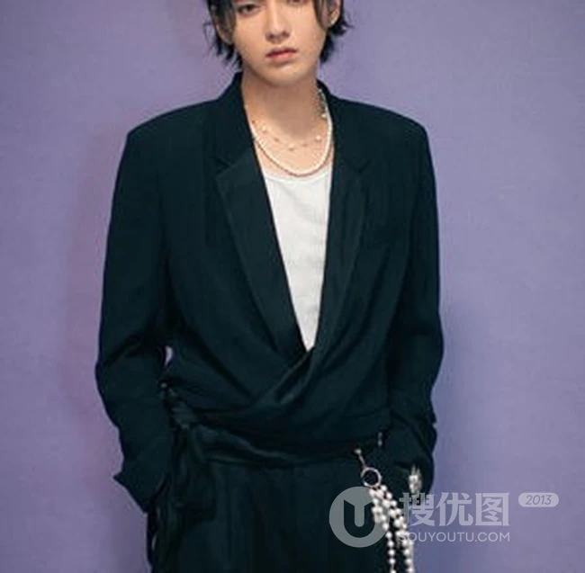 型男吴亦凡活动近照，黑色大马褂穿出不一样的潮流