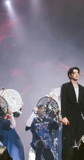 型男吴亦凡活动近照，黑色大马褂穿出不一样的潮流