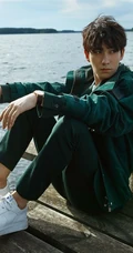 男明星朱一龙户外游玩写真，发型蓬松略显忧郁