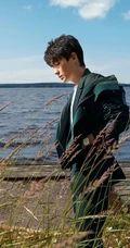 男明星朱一龙户外游玩写真，发型蓬松略显忧郁