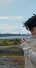 男明星朱一龙户外游玩写真，发型蓬松略显忧郁