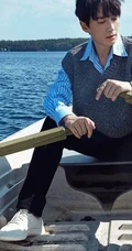 男明星朱一龙户外游玩写真，发型蓬松略显忧郁
