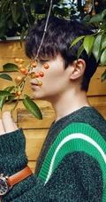 男明星朱一龙户外游玩写真，发型蓬松略显忧郁