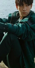 男明星朱一龙户外游玩写真，发型蓬松略显忧郁