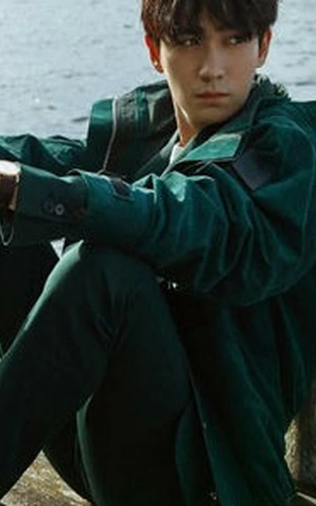男明星朱一龙户外游玩写真，发型蓬松略显忧郁