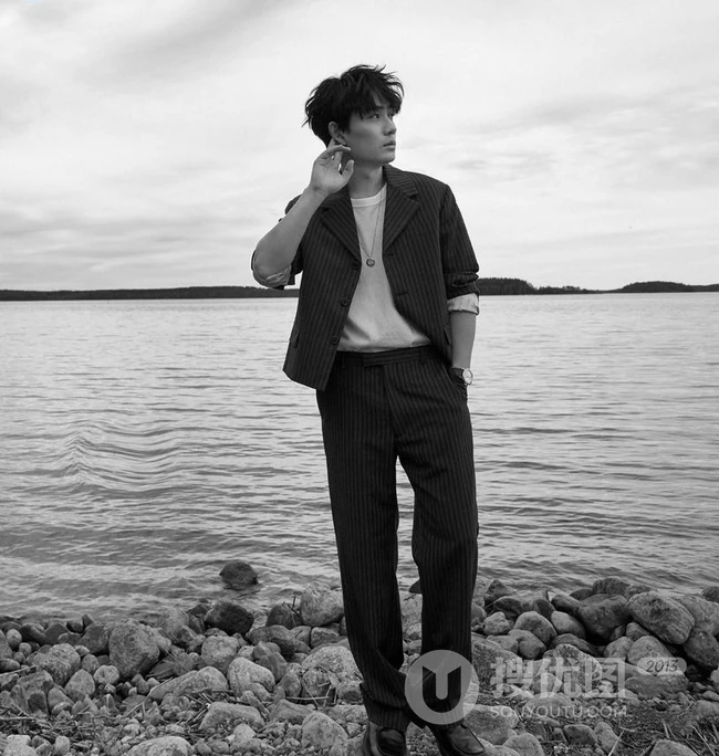 男明星朱一龙户外游玩写真，发型蓬松略显忧郁