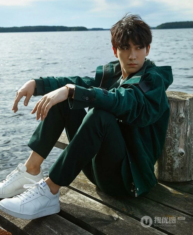男明星朱一龙户外游玩写真，发型蓬松略显忧郁