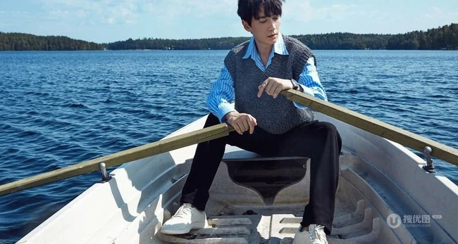 男明星朱一龙户外游玩写真，发型蓬松略显忧郁