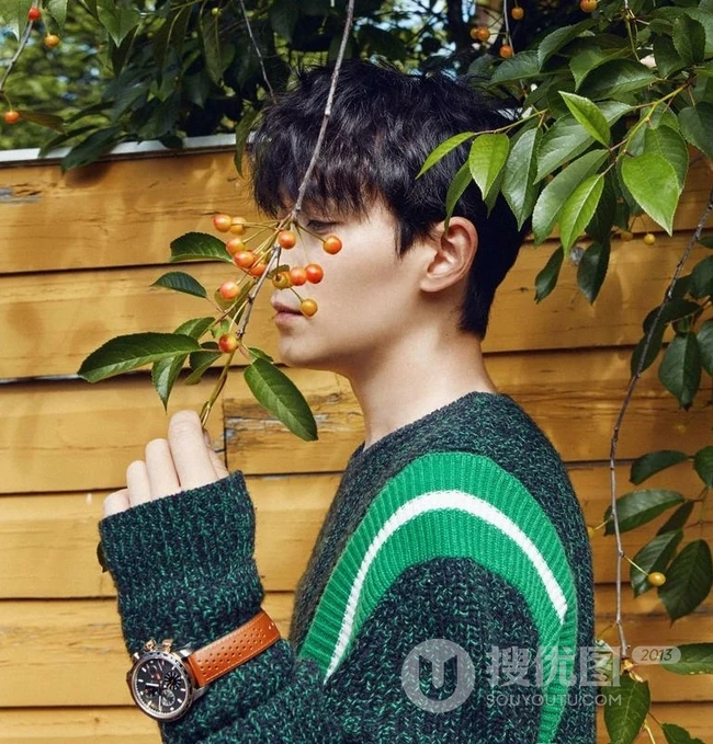 男明星朱一龙户外游玩写真，发型蓬松略显忧郁