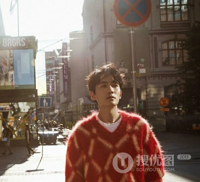 男明星朱一龙户外游玩写真，发型蓬松略显忧郁