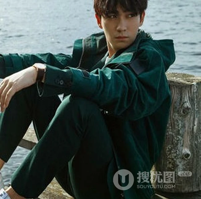 男明星朱一龙户外游玩写真，发型蓬松略显忧郁