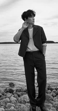 男明星朱一龙户外游玩写真，发型蓬松略显忧郁