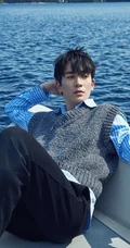 男明星朱一龙户外游玩写真，发型蓬松略显忧郁