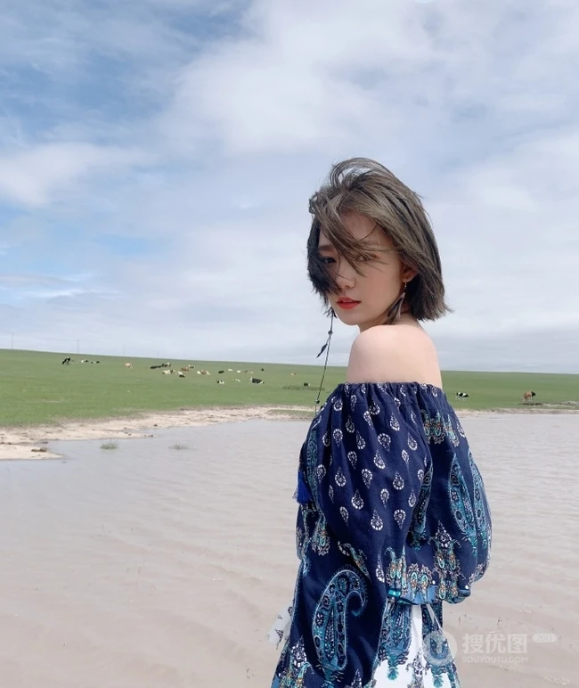 清新女生明星段奥娟户外草原唯美写真