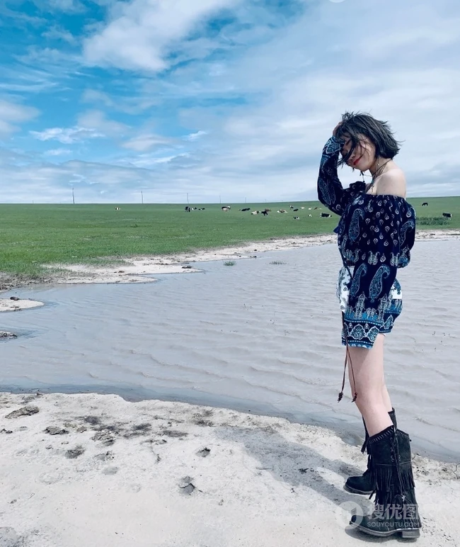 清新女生明星段奥娟户外草原唯美写真