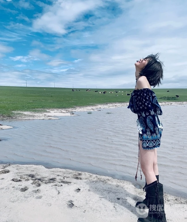清新女生明星段奥娟户外草原唯美写真