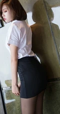 气质女生冯木木白衫黑裙室内写真，你们的冯木木