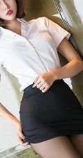 气质女生冯木木白衫黑裙室内写真，你们的冯木木