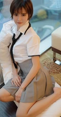 短发少女学生制服装写真美图，清丽面容清新怡人