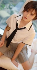 短发少女学生制服装写真美图，清丽面容清新怡人