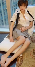 短发少女学生制服装写真美图，清丽面容清新怡人