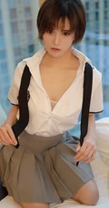短发少女学生制服装写真美图，清丽面容清新怡人
