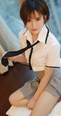 短发少女学生制服装写真美图，清丽面容清新怡人