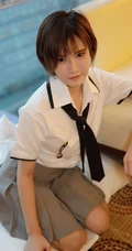 短发少女学生制服装写真美图，清丽面容清新怡人
