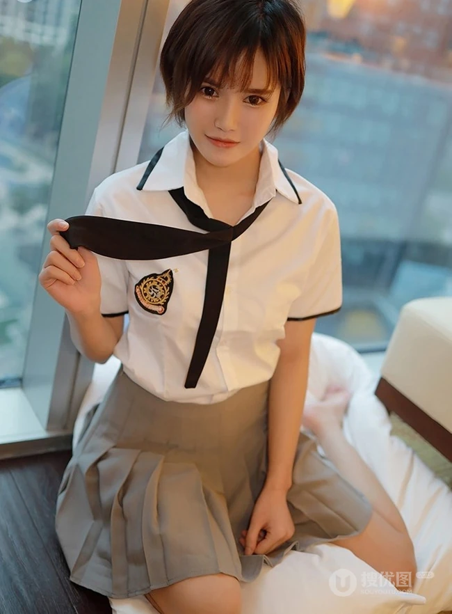短发少女学生制服装写真美图，清丽面容清新怡人