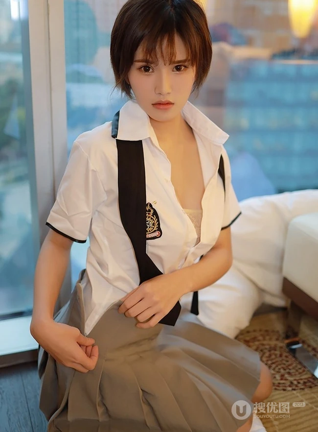 短发少女学生制服装写真美图，清丽面容清新怡人