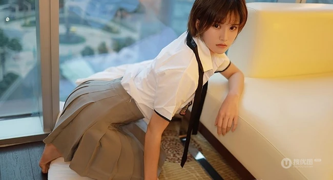 短发少女学生制服装写真美图，清丽面容清新怡人