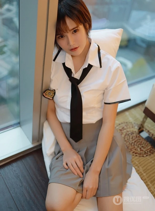 短发少女学生制服装写真美图，清丽面容清新怡人