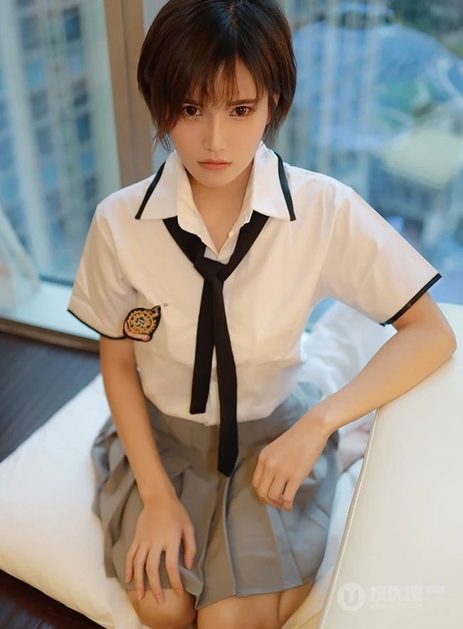 短发少女学生制服装写真美图，清丽面容清新怡人