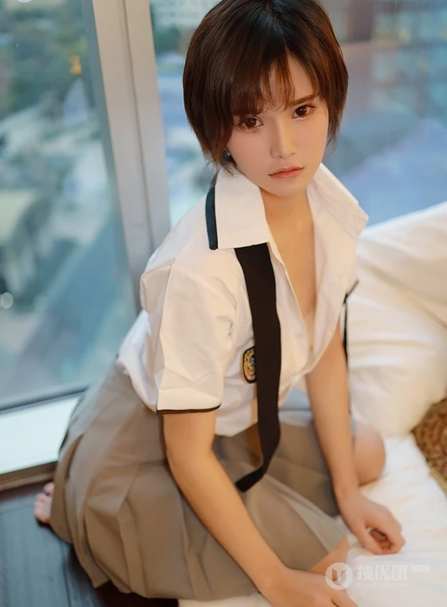 短发少女学生制服装写真美图，清丽面容清新怡人