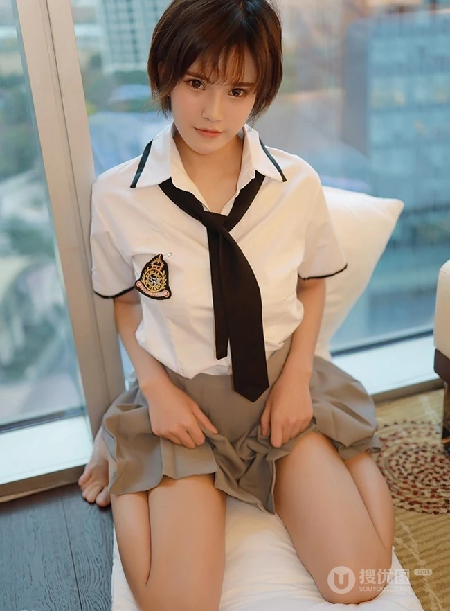 短发少女学生制服装写真美图，清丽面容清新怡人
