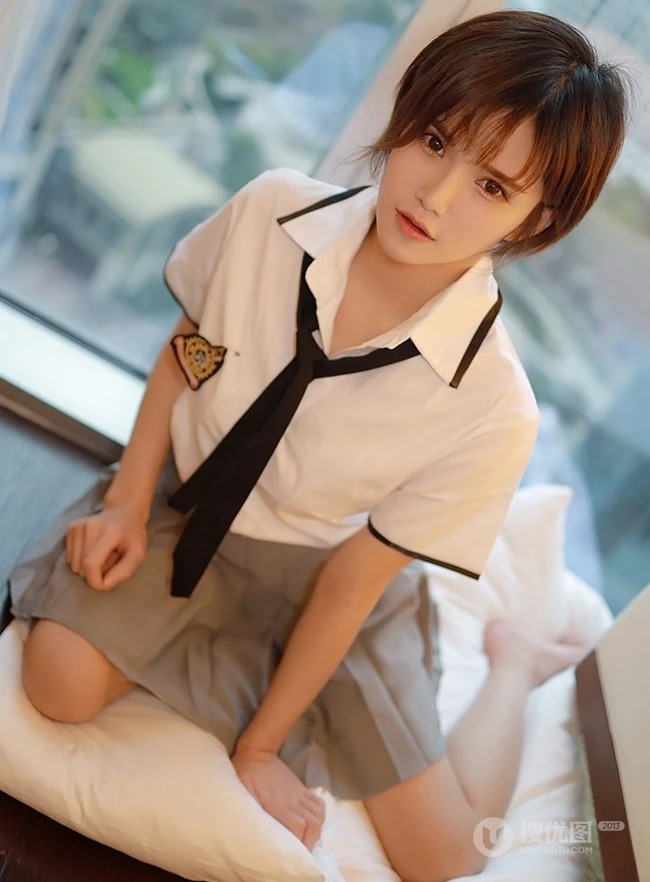 短发少女学生制服装写真美图，清丽面容清新怡人