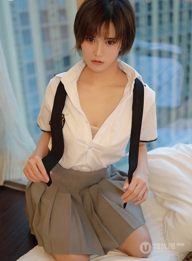 短发少女学生制服装写真美图，清丽面容清新怡人