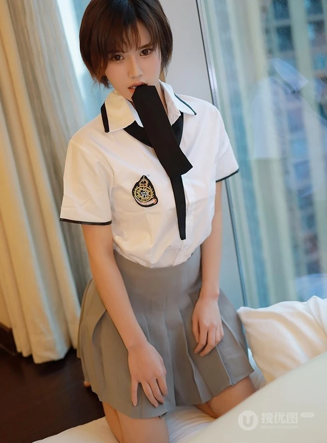 短发少女学生制服装写真美图，清丽面容清新怡人