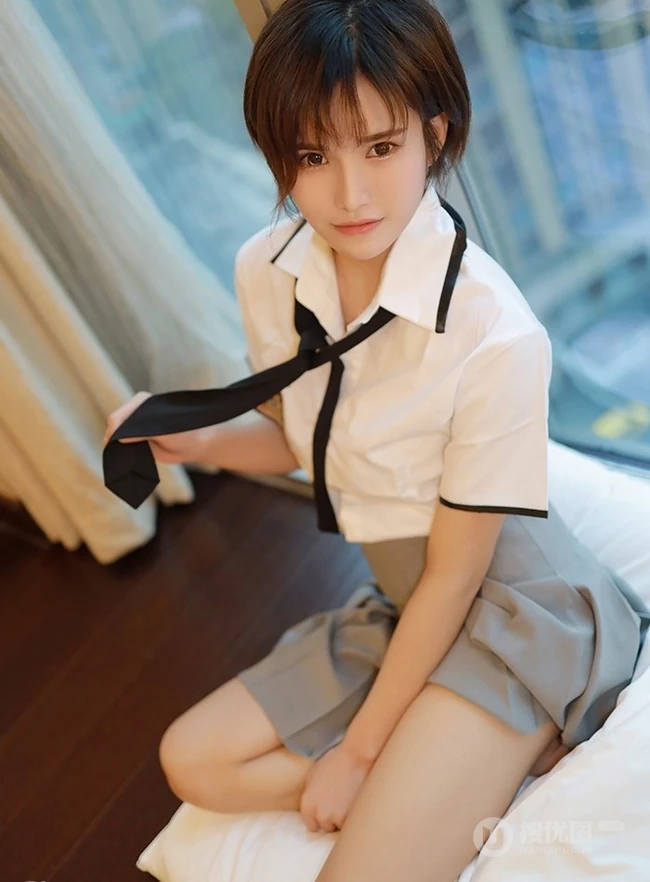 短发少女学生制服装写真美图，清丽面容清新怡人