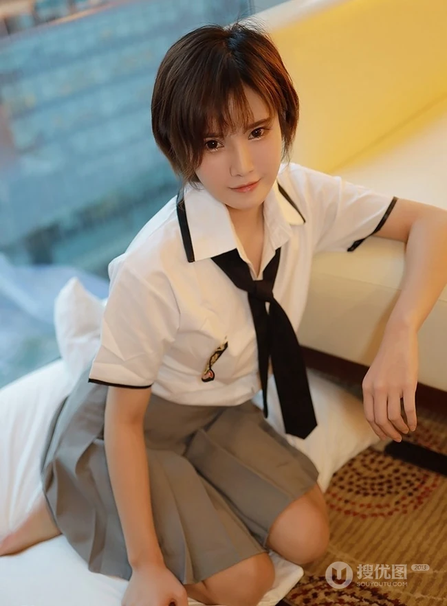 短发少女学生制服装写真美图，清丽面容清新怡人
