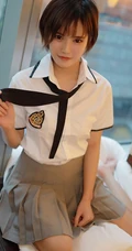 短发少女学生制服装写真美图，清丽面容清新怡人