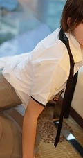 短发少女学生制服装写真美图，清丽面容清新怡人