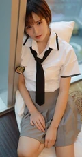 短发少女学生制服装写真美图，清丽面容清新怡人