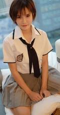 短发少女学生制服装写真美图，清丽面容清新怡人