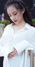 吴佳怡白衬衫搭流苏长裤写真图片，发型随意休闲自在