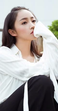 吴佳怡白衬衫搭流苏长裤写真图片，发型随意休闲自在