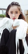 吴佳怡白衬衫搭流苏长裤写真图片，发型随意休闲自在