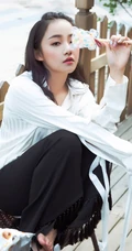 吴佳怡白衬衫搭流苏长裤写真图片，发型随意休闲自在